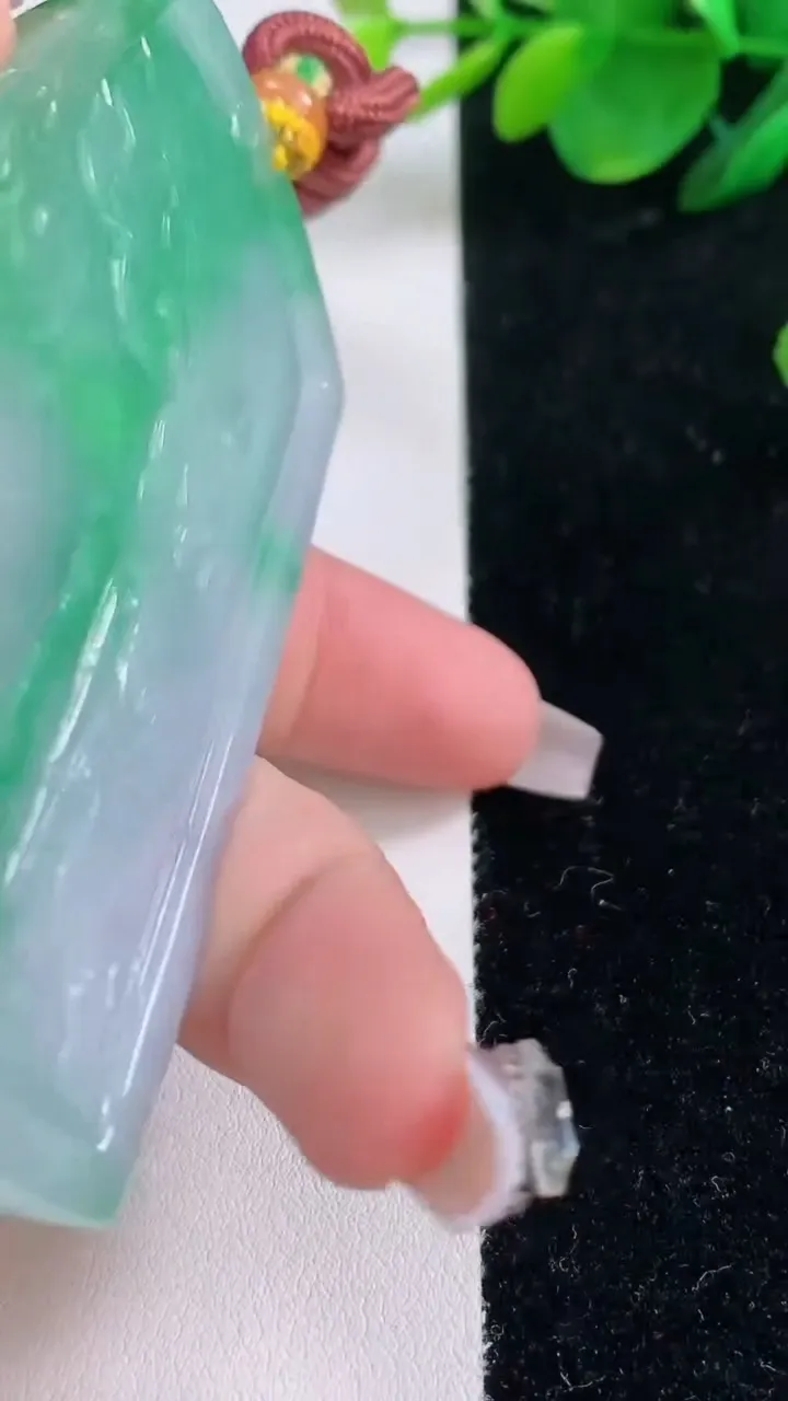 天然A货翡翠普贤菩萨吊坠，尺寸77-50-11.3，重量:103.73g
12月7日