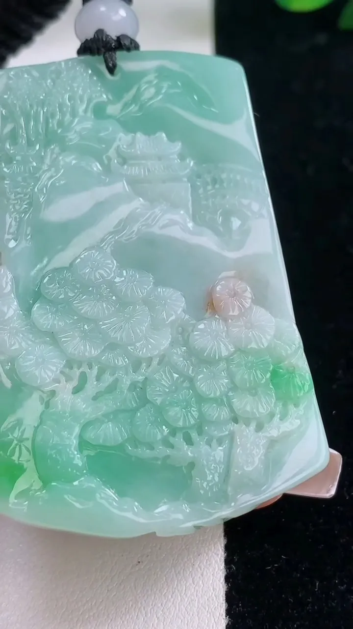 天然A货翡翠山水牌吊坠，尺寸38.6-36-13.2，重量:65.51g
12月7日