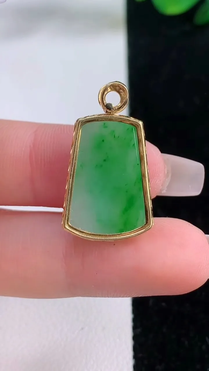 天然A货翡翠无事牌吊坠，尺寸26.6-15.5-3.9，裸石19-14重量:2.53g
12月7日