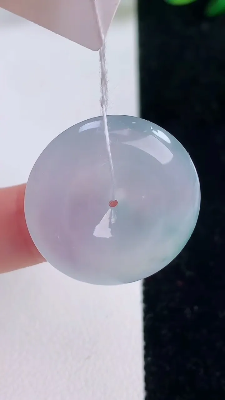 天然A货翡翠种飘花平安扣吊坠，尺寸26-5.7，重量:7.85g
12月7日