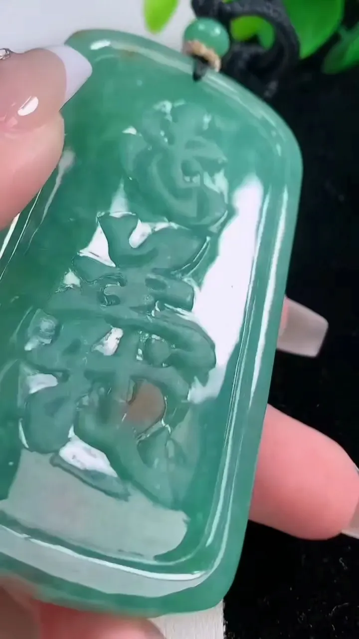 天然A货翡翠双彩关公吊坠，尺寸77-41.6-10.8，重量:75.46g
12月7日