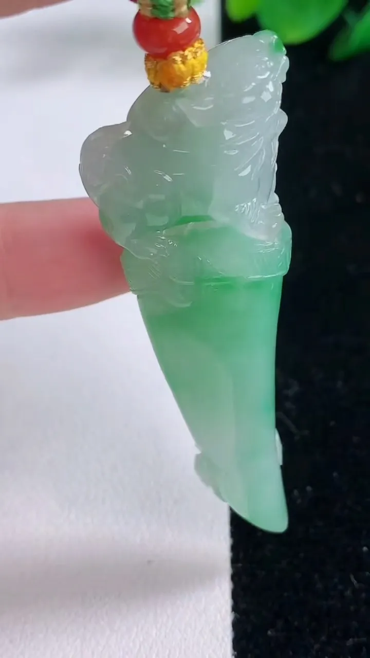 天然A货翡翠龙牙吊坠，尺寸62-18.6-11，重量:22.80g
12月7日