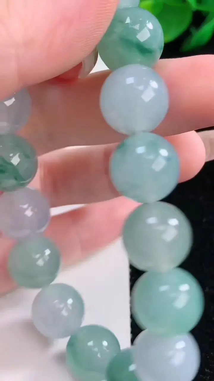 天然A货翡翠种飘花圆珠手串，尺寸12.8-16颗，重量:59.10g12月7日
工厂直销收藏佳品,种好水足，色泽均匀，有种有色，上手高大气！