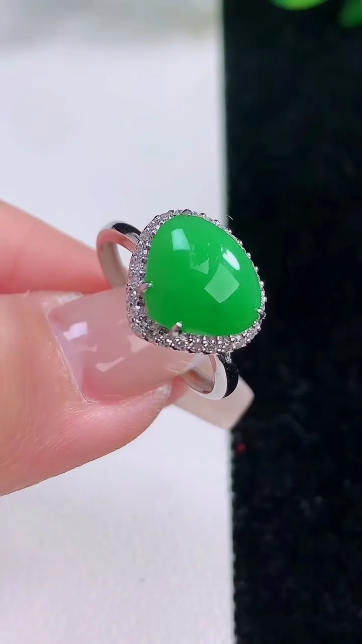 天然A货翡翠心形戒指，尺寸17.7-9.2-10.5-8.5，重量:2.45g2025年12月7日
