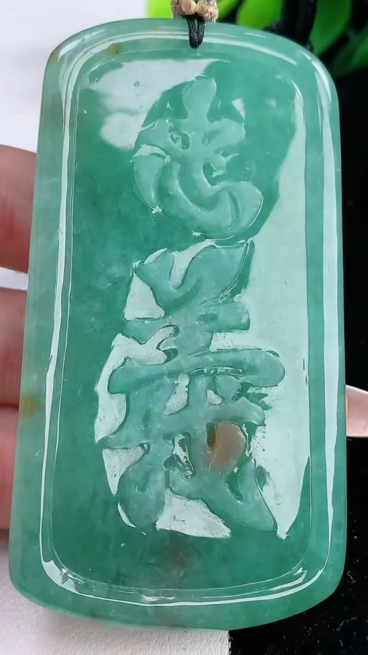 天然A货翡翠双彩关公吊坠，尺寸77-41.6-10.8，重量:75.46g
12月7日