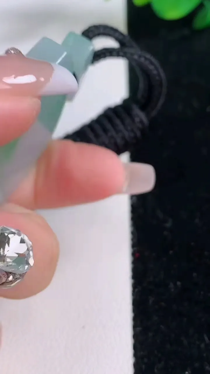 天然A货翡翠仿古无事牌吊坠，尺寸53.7-37-5.7，重量:37.28g
12月7日