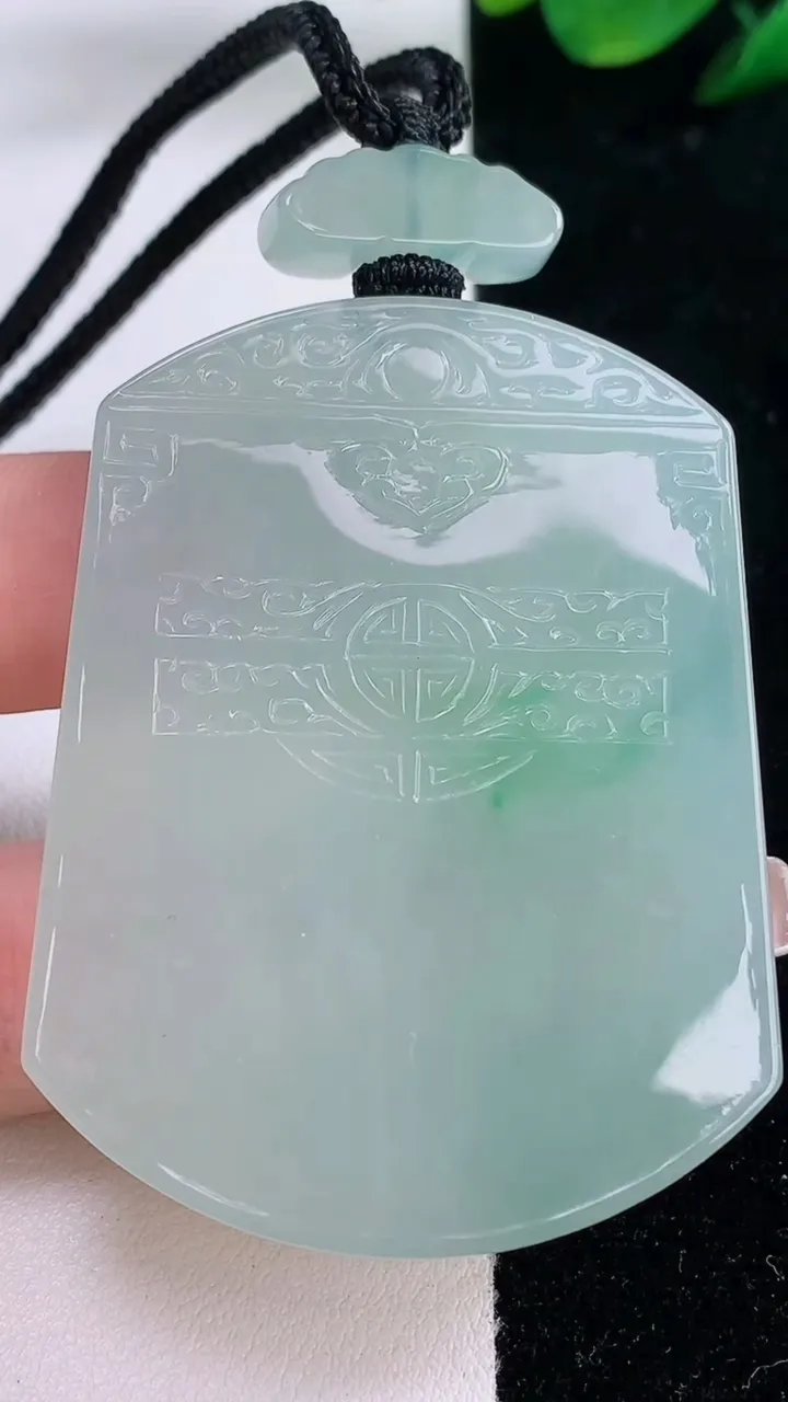 天然A货翡翠仿古无事牌吊坠，尺寸54.6-42-6，重量:44.15g
12月7日