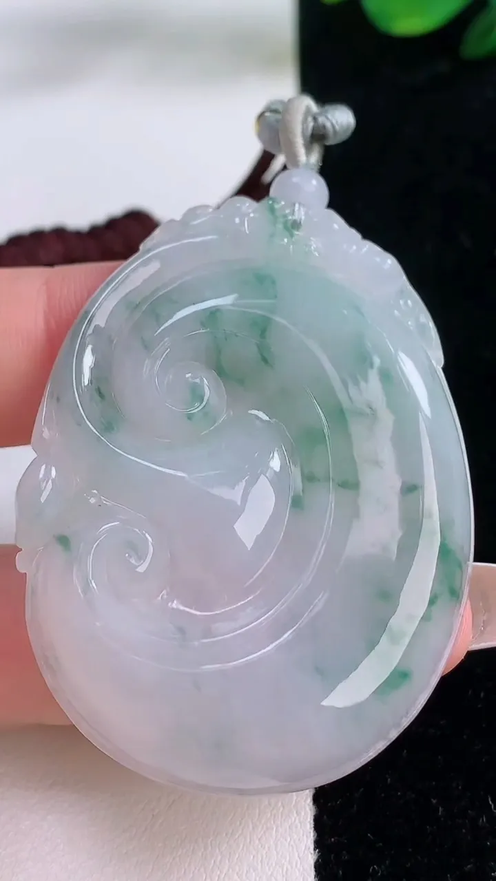 天然A货翡翠冰种飘花如意吊坠，尺寸50.8-37.2-6.3，重量:23.59g
12月7日