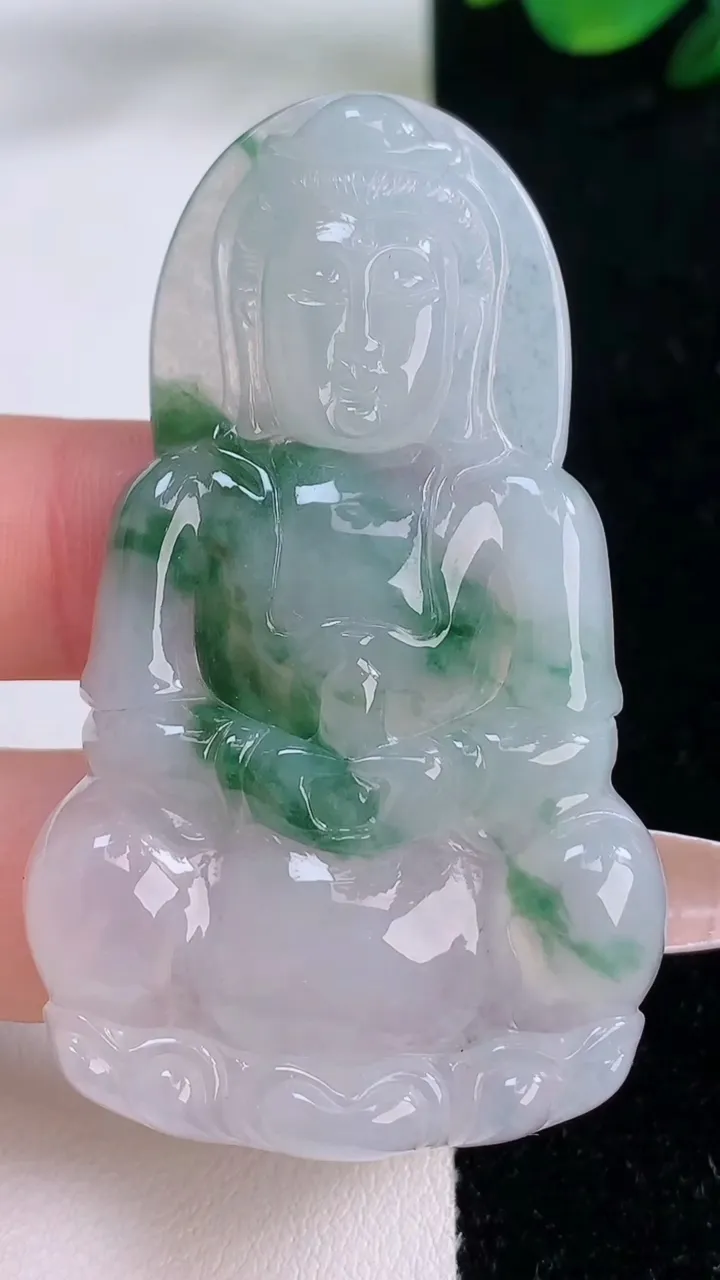 天然A货翡翠冰种飘花观音菩萨吊坠，尺寸59-35.9-5.7，重量:20.53g
12月7日