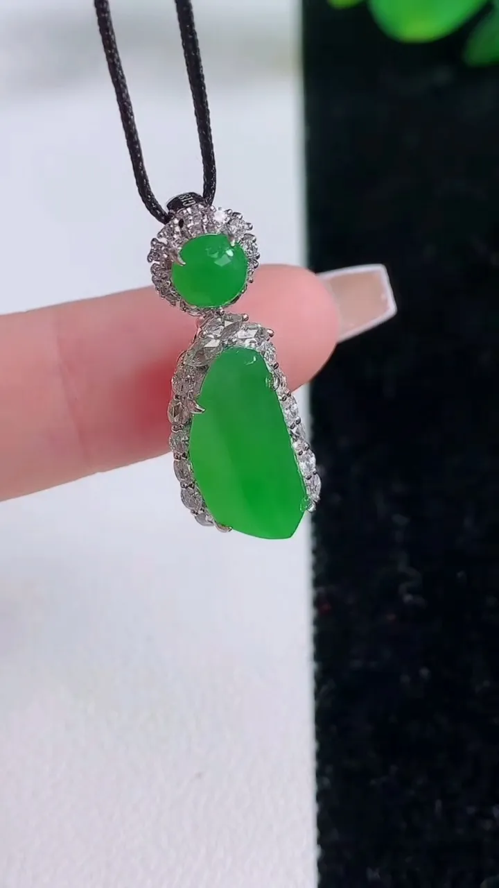 天然A货翡翠随形吊坠，尺寸26.6-10.3-8.8，裸石14.3-7.2，重量:3.23g
12月7日