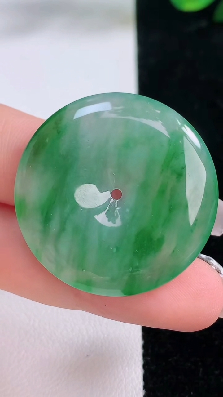 天然A货翡翠平安扣吊坠，尺寸33-5，重量:11.22g
12月7日