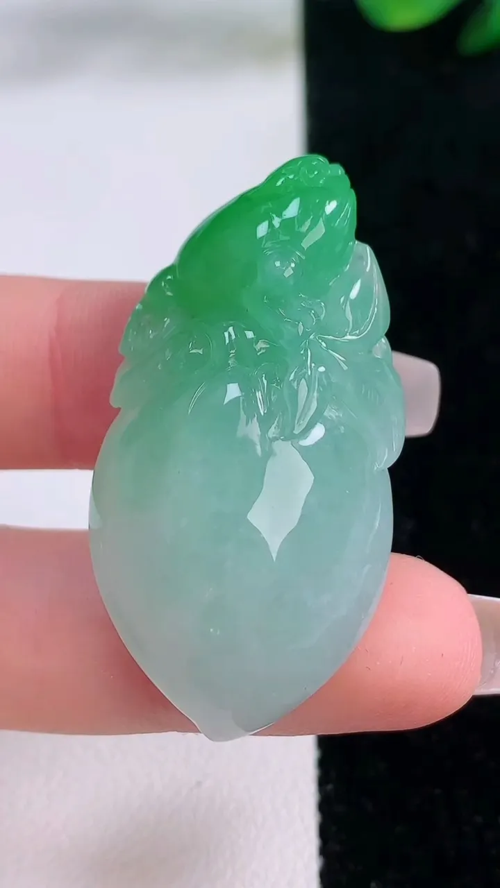 天然A货翡翠寿桃吊坠，尺寸42.8-21-12.4，重量:17.90g
12月7日