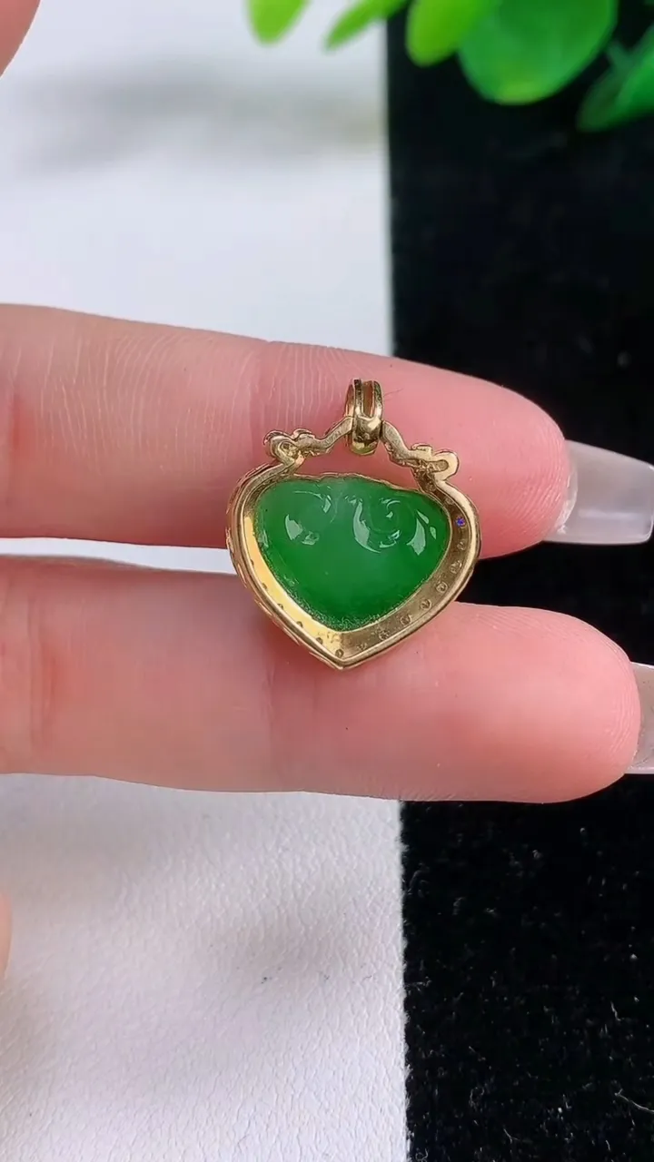 天然A货翡翠如意头吊坠，尺寸20.5-17.2-6.8，裸石10.7-13.3重量:2.36g
12月7日