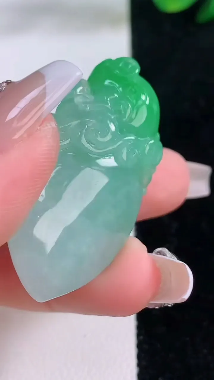 天然A货翡翠寿桃吊坠，尺寸42.8-21-12.4，重量:17.90g
12月7日