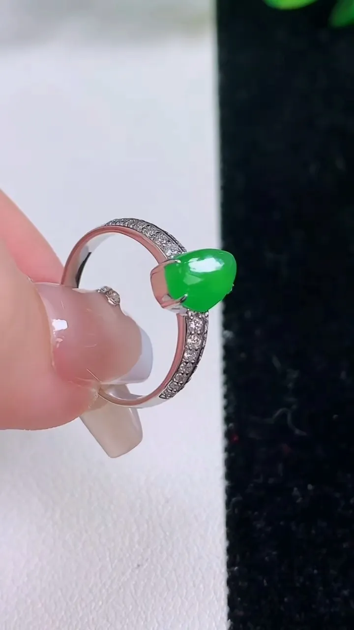天然A货翡翠随形戒指，尺寸17.6-8-7.6-9.5，重量:2.84g2025年12月7日
工厂直销收藏佳品,种好水足，色泽均匀，有种有色，上手高大气！