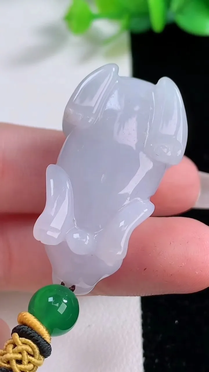 天然A货翡翠紫罗兰生肖兔吊坠，尺寸38.8-21-17.6，重:33.68g
12月7日