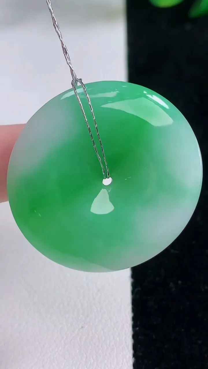 天然A货翡翠平安扣吊坠，尺寸35.4-5.9，重量:15.81g
12月7日