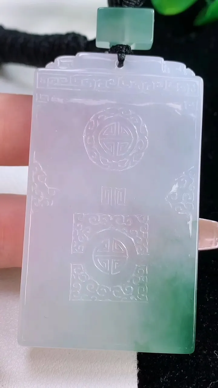 天然A货翡翠种飘花仿古无事牌吊坠，尺寸61-35.3-5.6，重量:43.92g
12月7日