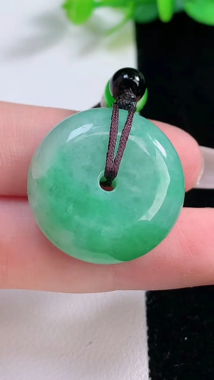 天然A货翡翠平安扣吊坠，尺寸24.6-11.3，重:15.88g
12月7日