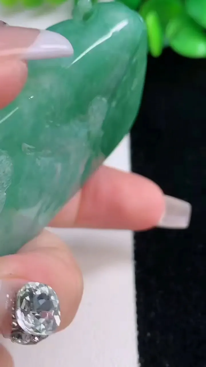 天然A货翡翠山水牌吊坠，尺寸70-44-14，重:101.85g
12月7日