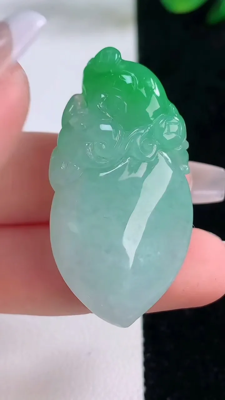 天然A货翡翠寿桃吊坠，尺寸42.8-21-12.4，重量:17.90g
12月7日
