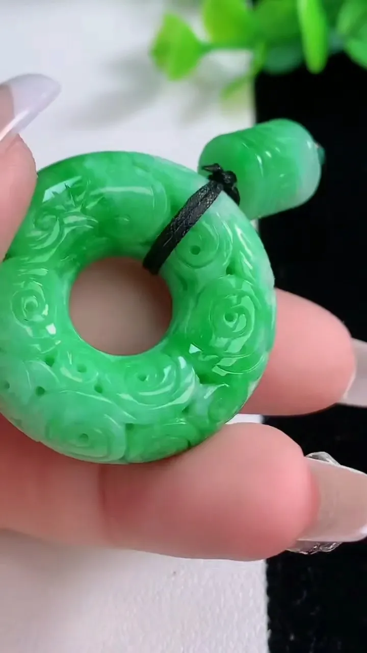 天然A货翡翠雕花平安环吊坠，尺寸32.3-11，重:22.58g
12月7日