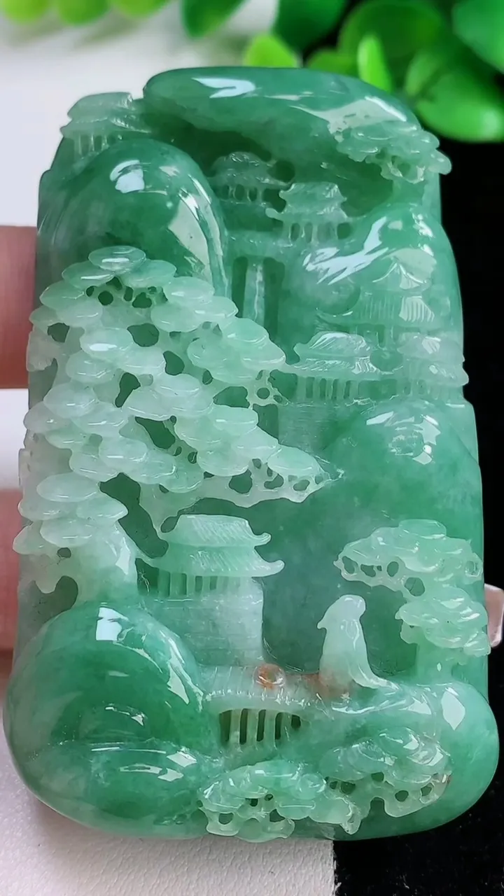 天然A货翡翠山水牌吊坠，尺寸70-44-14，重:101.85g
12月7日