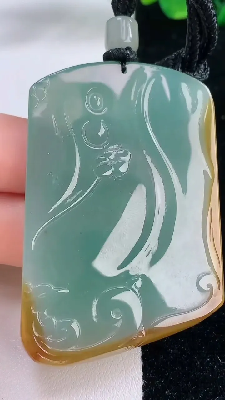 天然A货翡翠双彩观音菩萨吊坠，尺寸60.3-39.3-4.4，重量:35.32g
12月7日