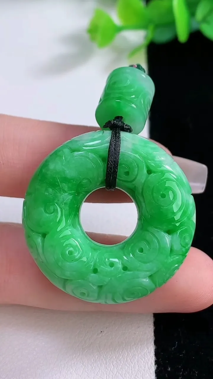 天然A货翡翠雕花平安环吊坠，尺寸32.3-11，重:22.58g
12月7日