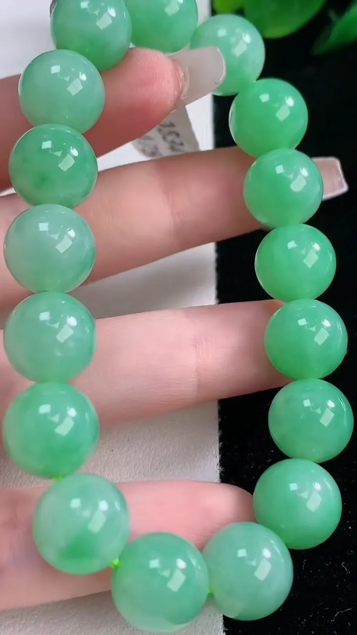 天然A货翡翠圆珠手串，尺寸11.4-17颗，重量:44.20g12月7日
工厂直销收藏佳品,种好水足，色泽均匀，有种有色，上手高大气！