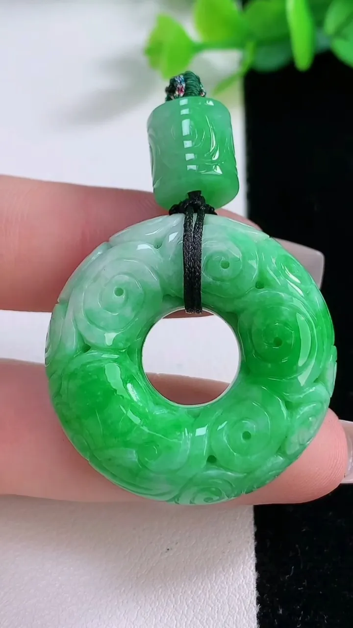 天然A货翡翠雕花平安环吊坠，尺寸32.3-11，重:22.58g
12月7日