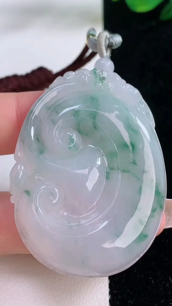 天然A货翡翠冰种飘花如意吊坠，尺寸50.8-37.2-6.3，重量:23.59g
12月7日