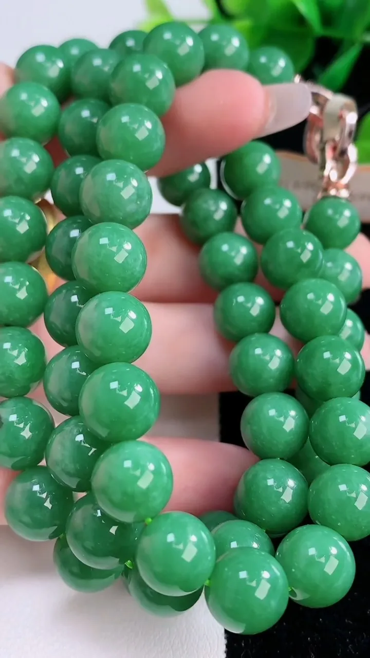 天然A货翡翠圆珠项链，尺寸10-60颗，重量:108.54g12月7日
工厂直销收藏佳品,种好水足，色泽均匀，有种有色，上手高大气！
