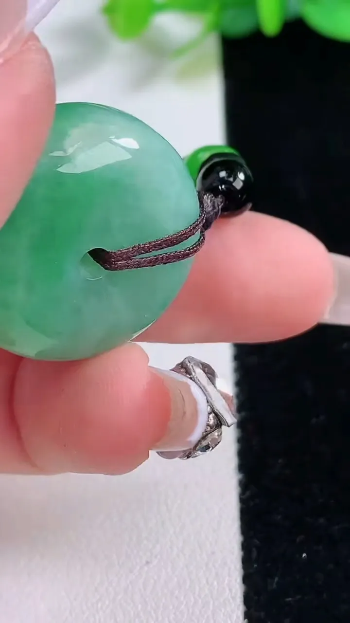 天然A货翡翠平安扣吊坠，尺寸24.6-11.3，重:15.88g
12月7日