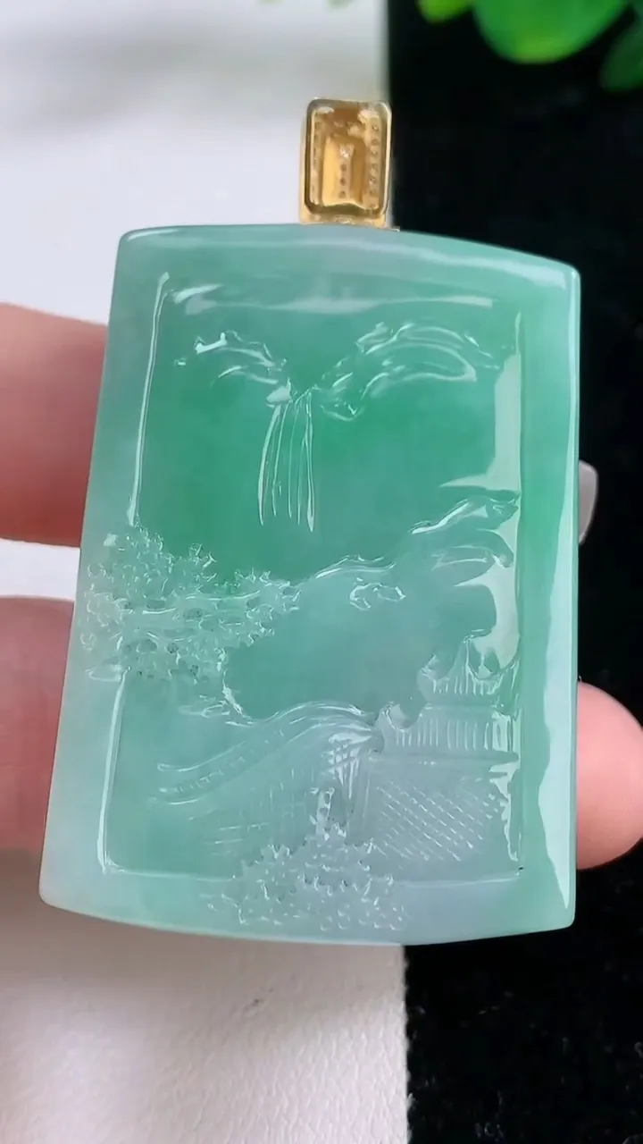 天然A货翡翠山水牌吊坠，尺寸45.8-32.5-9，重量:34.08g
12月7日