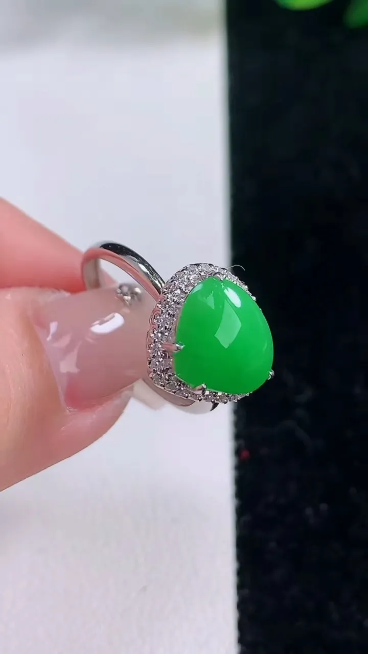 天然A货翡翠心形戒指，尺寸17.7-9.2-10.5-8.5，重量:2.45g2025年12月7日
工厂直销收藏佳品,种好水足，色泽均匀，有种有色，上手高大气！