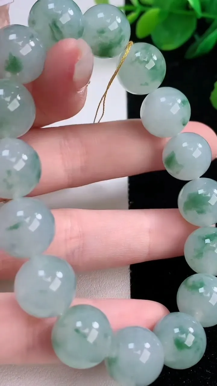 天然A货翡翠种飘花圆珠手串，尺寸12.6-16颗，重量:58.36g12月7日
工厂直销收藏佳品,种