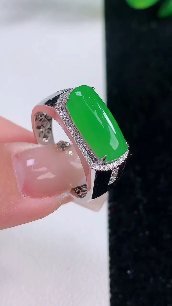 天然A货翡翠马鞍戒指，尺寸19.8-14.4-7-7.2，重量:4.80g2025年12月7日
工厂