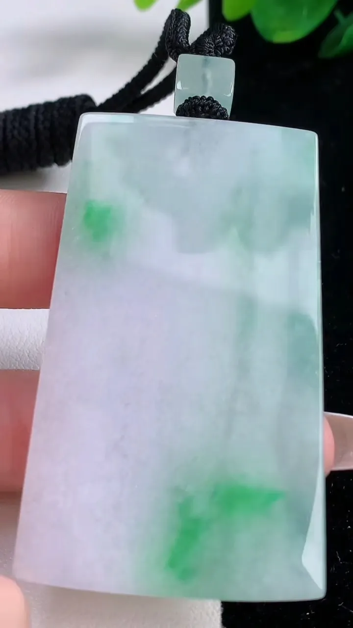 天然A货翡翠无事牌吊坠，尺寸61-36.5-5.6，重量:42.89g
12月7日