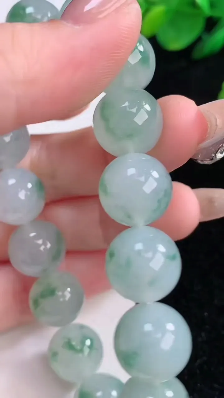 天然A货翡翠种飘花圆珠手串，尺寸12.6-16颗，重量:58.36g12月7日
工厂直销收藏佳品,种好水足，色泽均匀，有种有色，上手高大气！