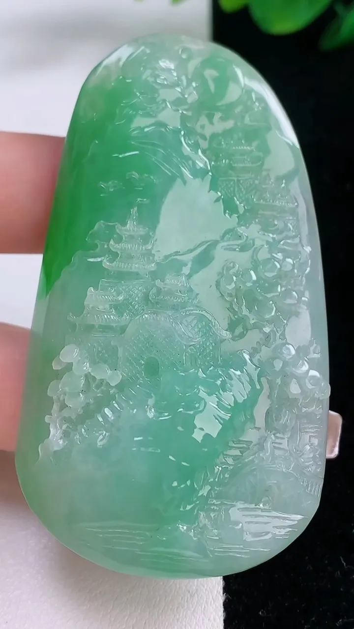 天然A货翡翠山水牌吊坠，尺寸67-68-12，重量:46.49g
12月7日