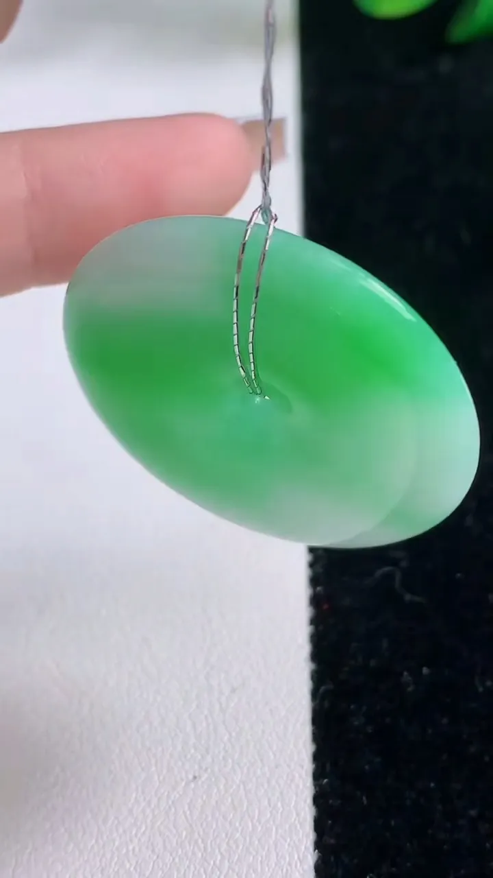 天然A货翡翠平安扣吊坠，尺寸35.4-5.9，重量:15.81g
12月7日