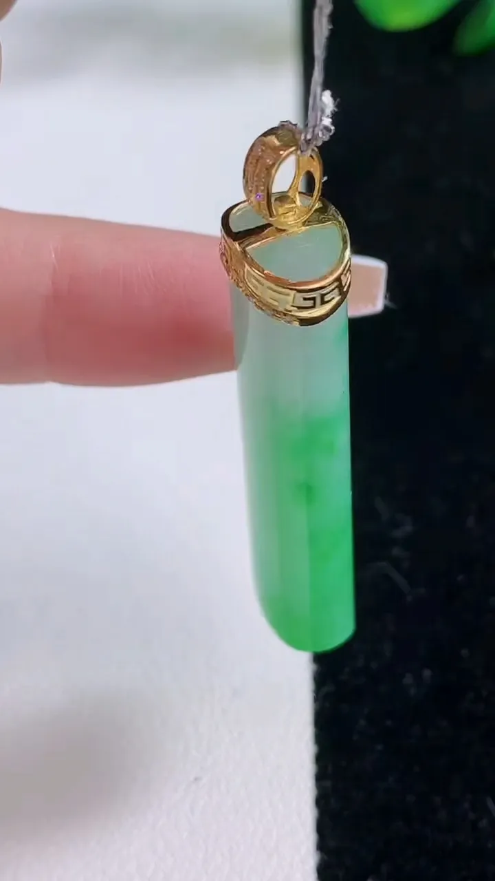 天然A货翡翠无事牌吊坠，尺寸42-11.5-7.3，重量:9.96g
12月7日