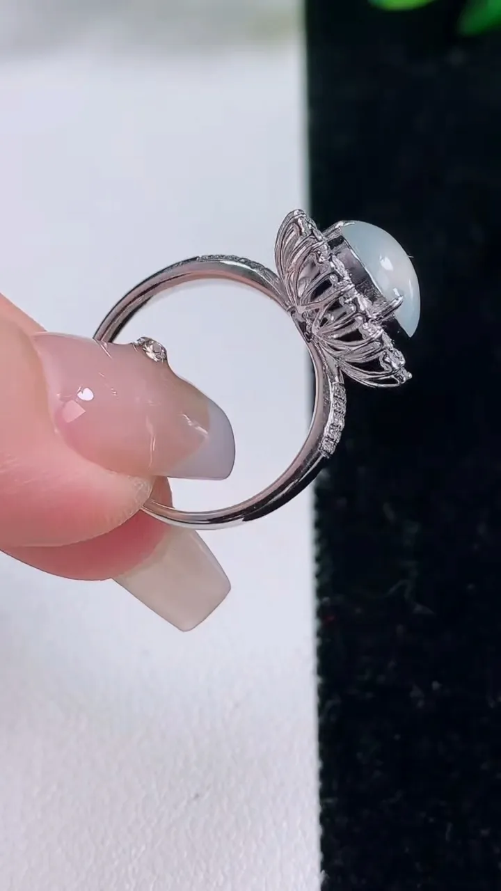 天然A货翡翠种白冰蛋面戒指，尺寸17.7-9.6-9.2，重量:3.10g2025年12月7日
工厂直销收藏佳品,种好水足，色泽均匀，有种有色，上手高大气！