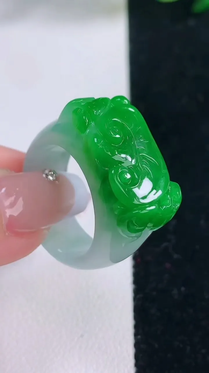 天然A货翡翠蝙蝠指环扳指，尺寸20.5-24.4-12.4-7，重量:12.69g2025年12月7