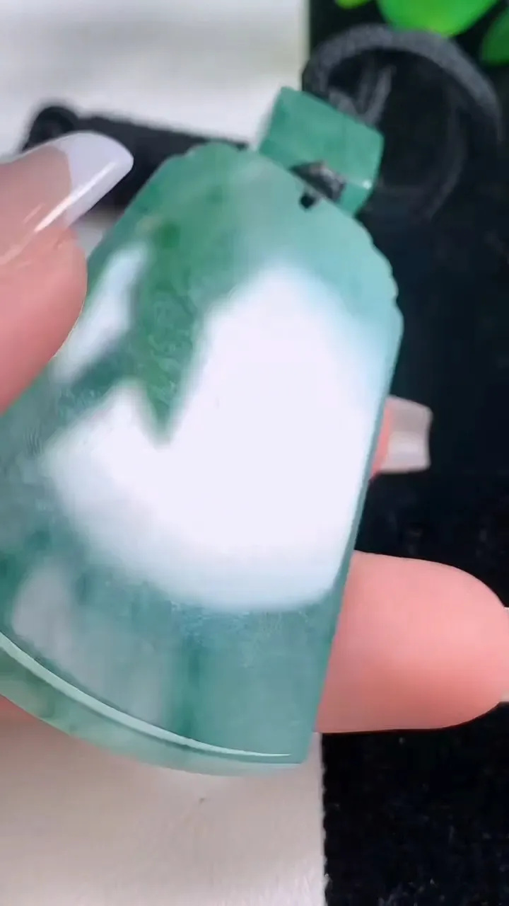 天然A货翡翠种飘花仿古无事牌吊坠，尺寸54-33.5-6，重量:36.15g
12月7日