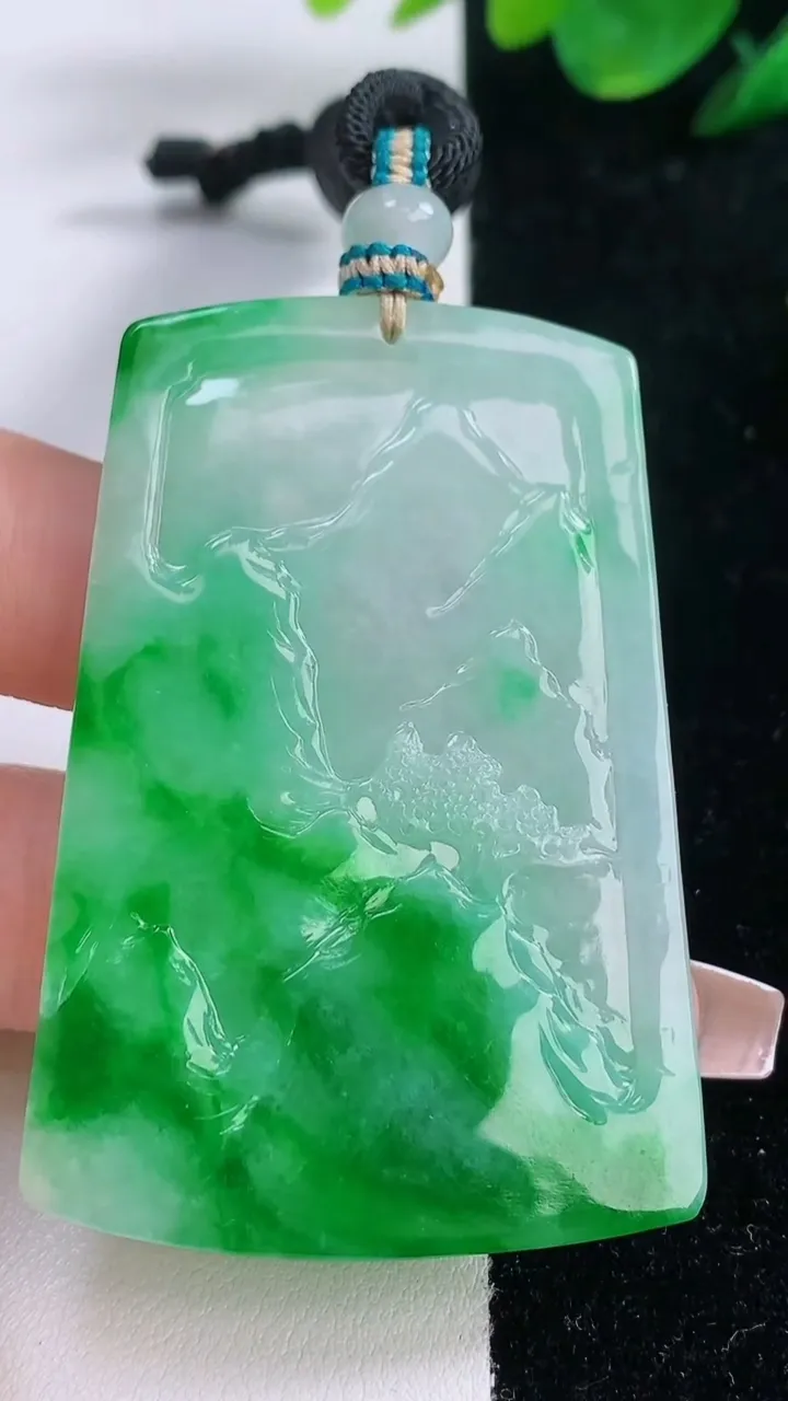 天然A货翡翠山水牌吊坠，尺寸58.6-40-4.7，重量:30.23g
12月7日