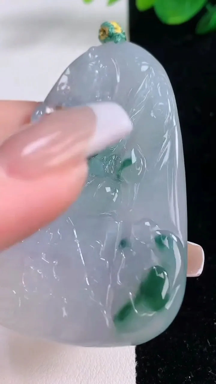 天然A货翡翠冰种飘花虚空藏菩萨吊坠，尺寸63-41.3-5.3，重量:30.00g
12月7日