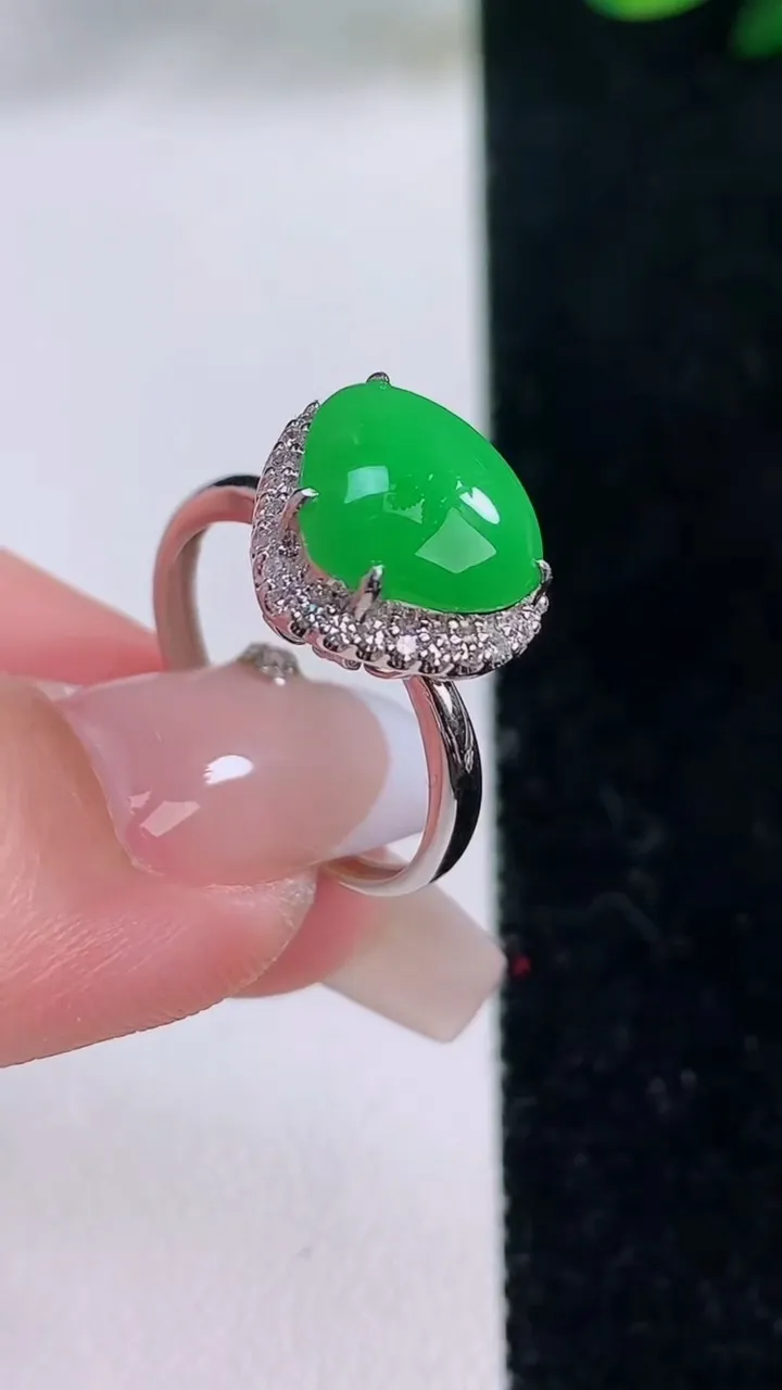 天然A货翡翠心形戒指，尺寸17.7-9.2-10.5-8.5，重量:2.45g2025年12月7日
工厂直销收藏佳品,种好水足，色泽均匀，有种有色，上手高大气！