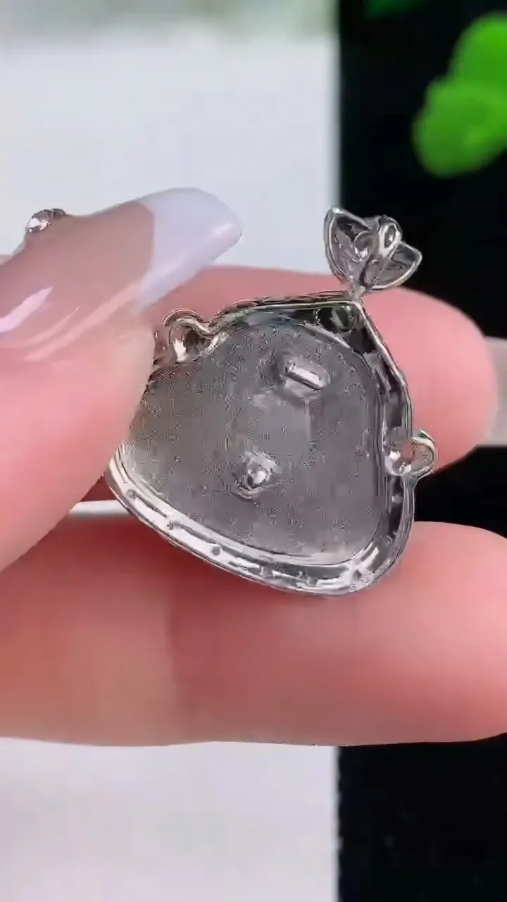 天然A货翡翠财神爷吊坠，尺寸23-20.3-7.5，裸石14-17.2重量:3.73g
12月8日